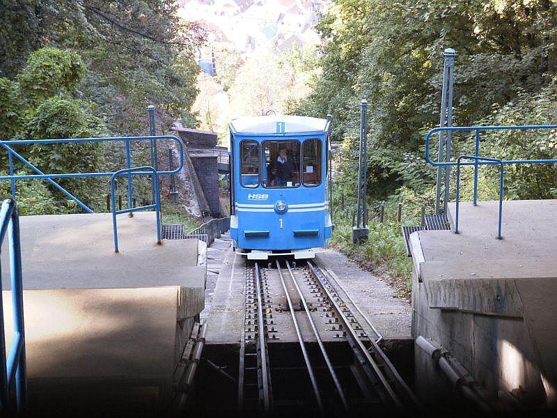 Heidelberger Bergbahn (unterer Abschnitt) Wagen 1 kurz vor der Bergstation. Bild vom 14.09.2003