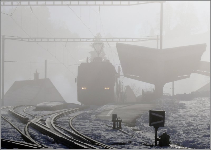 Heiden im Appenzellerland auf 810m/.M. und 400m ber dem Bodensee liegt wieder einmal an der Nebelobergrenze. BDeh 3/6 wartet in Heiden auf die Abfahrt nach Rorschach Hafen. (25.12.2007)