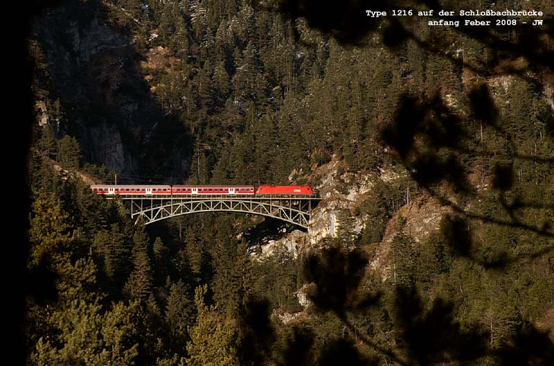 Heimische Taurenkraft schiebt den bunten deutschen Zug ber die Schlobachbrcke auf Seefeld zu. Anfang Feber 2008 kHds