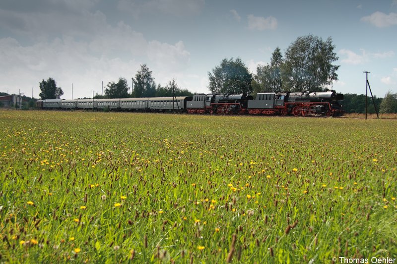 Heizhausexpress 2007: Am 24.08.07 bespannten 2 DR-Neubaudampfloks der BR 35 den Sonderzug des SEM Chemnitz auf einer Tour durch Sachsen. Als Zuglok sehen wir hier 35 1097 und als Vorspann 35 1019 auf der Zellwaldbahn bei der Ausfahrt aus Gro�voigtsberg. Leider verlief die Fahrt um die Mittagszeit vorwiegend in n�rdliche Richtung, so dass ziemlich ung�nstige Lichtbedingungen herrschten.