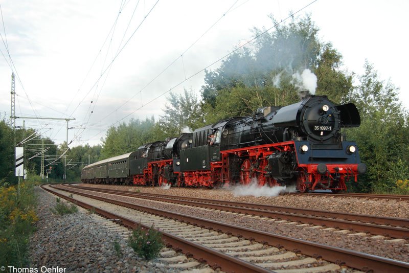 Heizhausexpress 2007: Die beiden 35er am 24.08.07 auf den letzten Metern - bereits auf dem Anschlussgleis des SEM zwischen Niederwiesa und Chemnitz-Hilbersdorf.