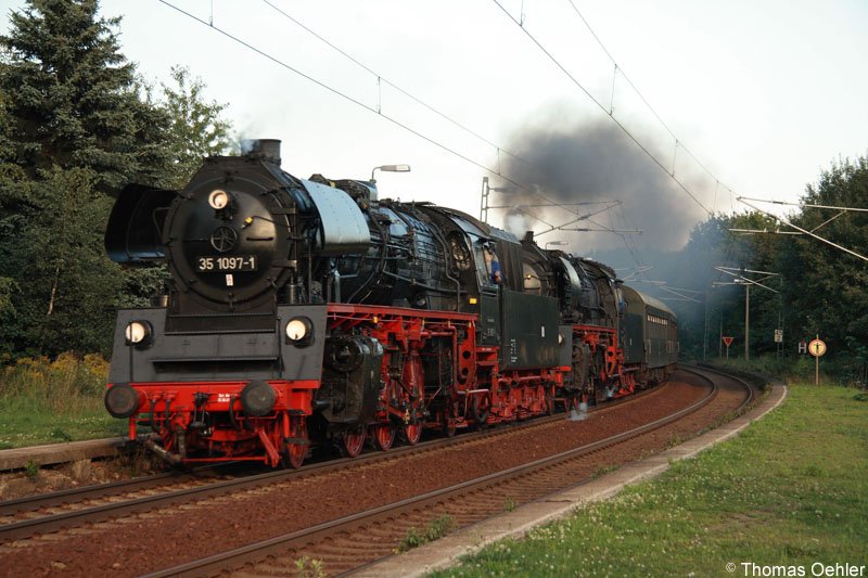 Heizhausexpress 2007: Gl�ck hatte ich bei der Durchfahrt Kleinschirma - wenige Sekunden vorher war noch eine dicke schwarze Wolke vor der Sonne und es war stockduster! Als die 35er kamen, lugte die Sonne wenigstens schon ein bi�chen hervor, Aufnahme vom 24.08.07.
