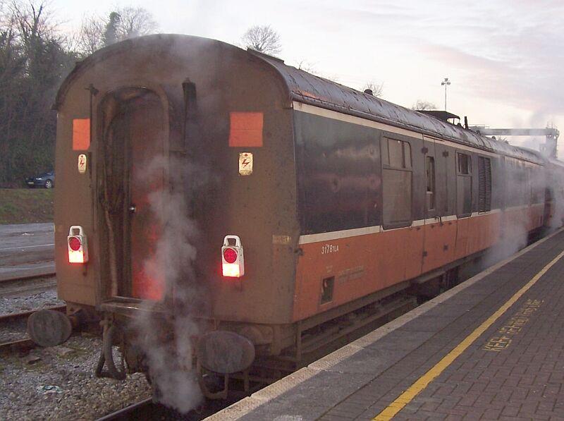 Heizwagen 3178 mit Gepckabteil an einen Personenzug am 15.02.2005 im Bahnhof Mallow. Dieser Wagen erzeugt eindeutig Dampf zum Heizen, die undichten Stellen sind nicht zu bersehen. Diesen Zug ersetzen vermutlich auch bald Diesel-Triebzge, er sieht recht ungepflegt aus.