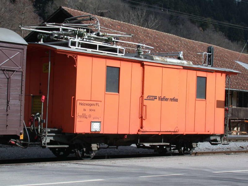 Heizwagen Xk 9044, 1947 aus Gepckwagen F4013 entstanden, diente zum Vorheizen von abgestellten Personenwagen. Fotografiert kurz vor dem Abtransport in Ilanz am 12.03.2002. Ende April 2002 wurden die beiden Heizwagen in Untervaz abgebrochen.