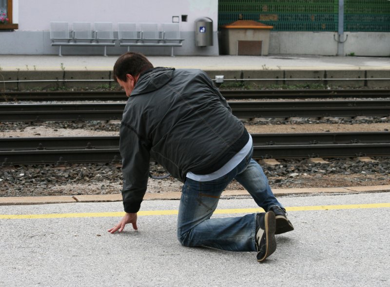 Helmut Dimitroff in Aktion! Um ein gutes Bild zu bekommen gibt er alles. Bahnbilder Treffen Wrgl/Brixlegg am 20.06.2009.