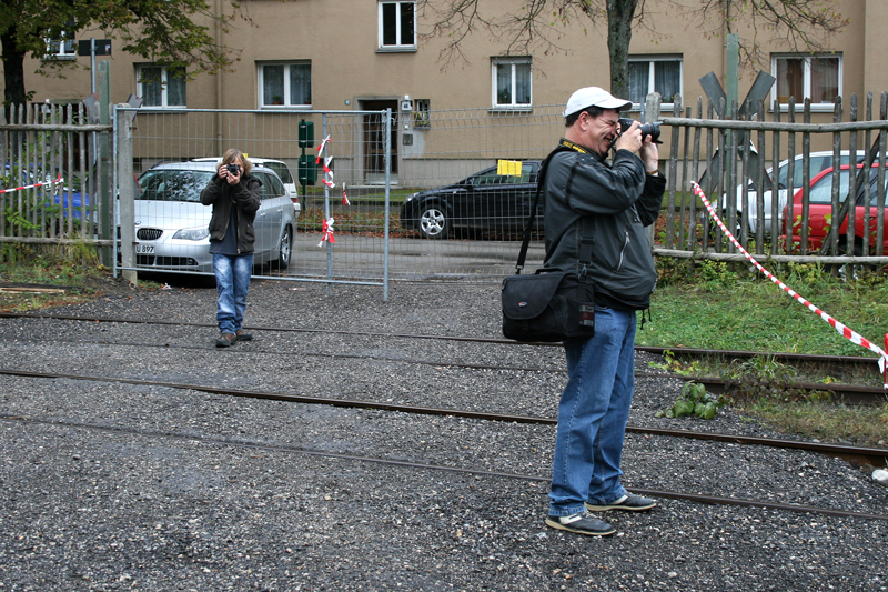 Helmut und Julian beim Fotografieren im Bahnpark Augsburg. 25.10.2009