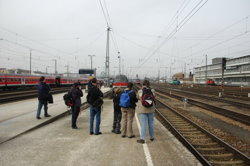 Helmut, Sebastian, Dennis, Julian, Christian und Kevin warten angespannt auf den Alpenstaubsauger.