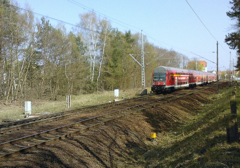 Heran eilende RB 14 nach Senftenberg. Nchster Halt Gro Kris, Schublok BR 143.