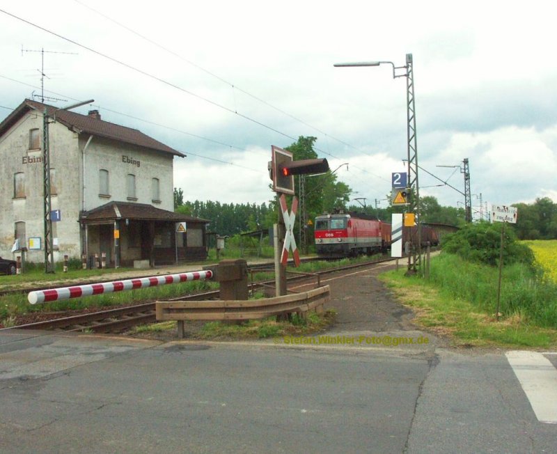Herbst 2008 an der Haltestelle Ebing nahe Breitengssbach. Eine BB Lok der Reihe 1044 rauscht mit einem Gterzug nach Sden. Man betrachte die Einzelheiten dieser Haltestelle, wie den Fahrradunterstand und das rostende Hinweisschild!