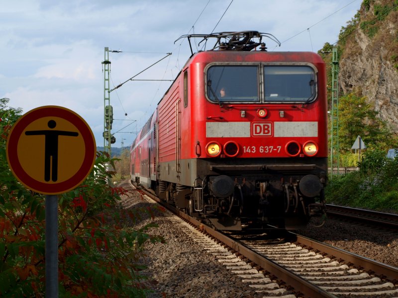 Herbst am Rhein, 143 637-7 zieht RB27 (Rhein-Erft-Bahn) in die Haltestelle Leubsdorf. Hier steht man auf dem Bahnsteig, die Sonne im Rcken und freut sich ber sein Hobby Zge zu fotografieren.