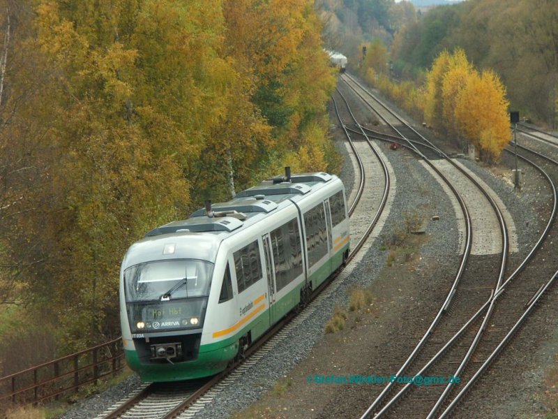 Herbst in OBerfranken. Wir sind in Oberkotzau und ein Desiro der Vogtlandbahn kommt von der Re-gensburger Strecke herein. Hinten sieht man noch das Ende des Zemtentzuges, der von der Maxima 40CC gefahren wird, verschwinden. In Zukunft soll hier ja elektrifiziert werden....