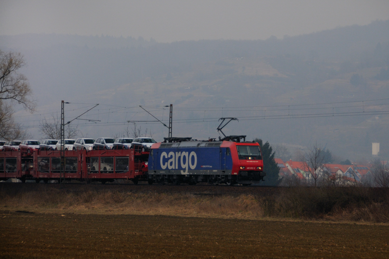 Herbstlich mit Farbtupfer: 482 012-2 der SBB Cargo zieht einen Autotransportzug an den Auslufern der Alb vorbei. (Sept.2009, Filsbahn, Available Light Aufnahme).