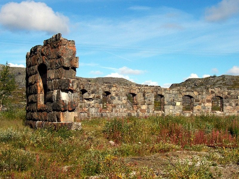 Herbstliches Bild von der Ruine des ehemaligen Ringlokschuppens in Riksgrnsen direkt an der schwedisch-norwegischen Grenze, aufgenommen am 30.08.2007. Unter
http://www.bildsok.kiruna.se/bildsok/se/sbild.html?x&ba1&02-07-03&10003204&3

befindet sich ein Bild des Lokschuppens von 1910.