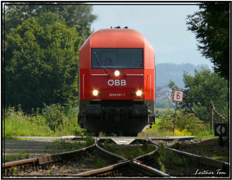 Hercules 2016 051 fhrt mit einem Holzzug im ehemaligen Bahnhof Fohnsdorf ein. 13.08.2007
