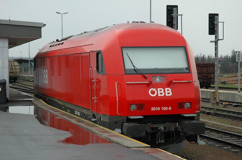  Hercules  2016.100 im Bahnhof Gleisdorf am 14.4.2005 nachmittags