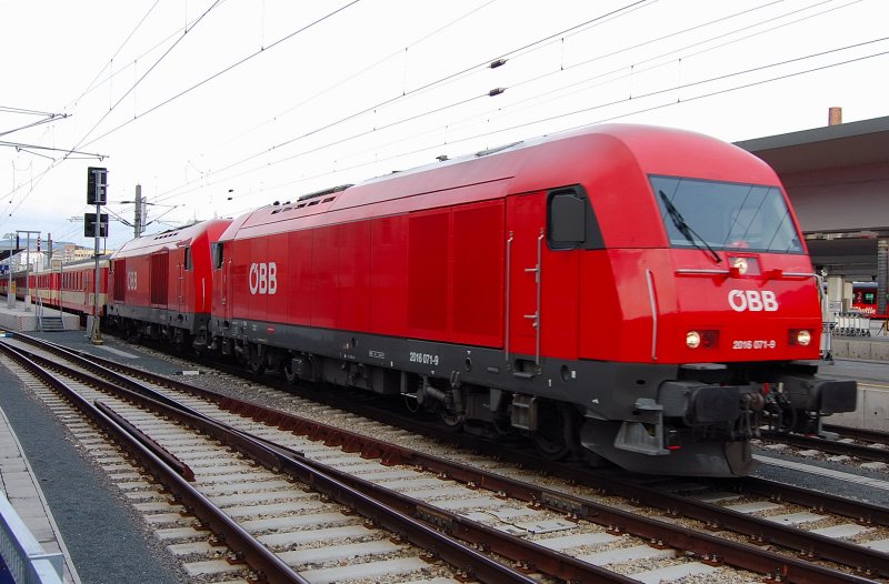 Hercules  in Doppeltraktion.. BB 2016 071-9 und 2016 068-5 vor einem langen schweren  Schlierenwagen  - Zug. Schn deutlich erkennbar die unterschiedlichen Seitenwnde des Hercules. Lok 2 fhrt Fhrerstand 2 voraus.