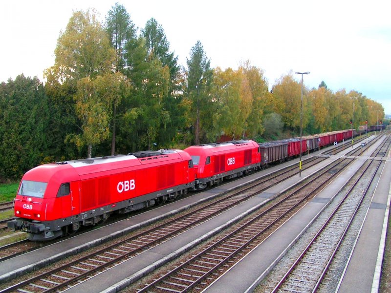 Hercules-Tandem(069-3+065-1)mit GZ68807(96Ax) bei der Ausfahrt Bhf. RIED i.I.; 071018 