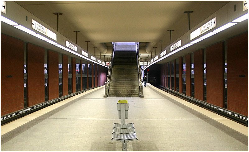 Herrenhütte, Linie U2 (1996) - 

Zwei der drei Treppenzugänge führen direkt zur Oberfläche, während der dritte Ausgang über ein Verteilergeschoß verfügt. Der Bahnsteig liegt relativ flach unter der Oberfläche. Die Bahnsteigwände werden durch breiter werdende Spiegelflächen gegliedert. 

Nürnberg, 04.03.2006 (M) 