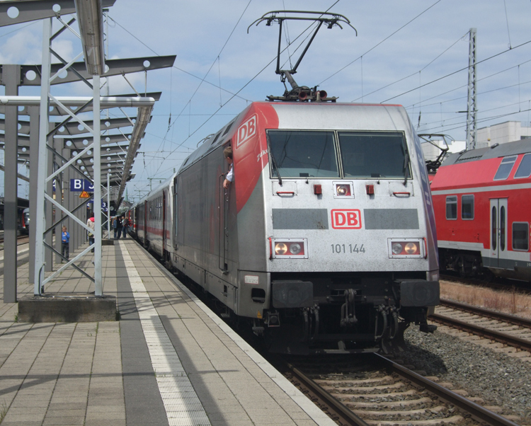 Hertha BSC-Lok 101 144-0 mit IC2213 von Ostseebad Binz nach Stuttgart Hbf.kurz vor der Ausfahrt im Rostocker Hbf.(21.06.09)