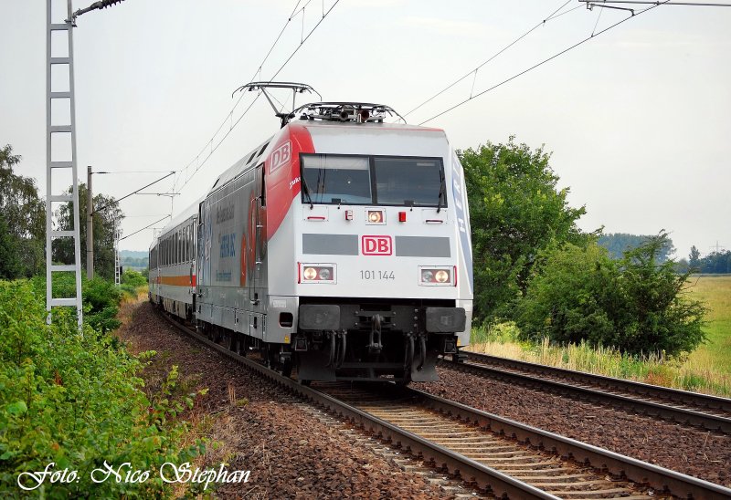Hertha-Werbelok 101 144-4 passiert umleiterbedingt mit IC 340 Legnica - Hamburg Hbf. den Bahnbergang bei Schlnitzsee am BAR (Berliner Auenring) (01.07.09)