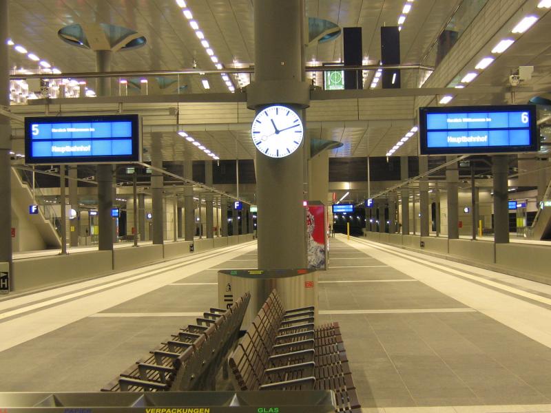  Herzlich Willkommen im Hauptbahnhof  steht auf den Zielanzeigern von Gleis 5 + 6. Um 23:12 am 26.05. Es war schn als einer der ersten den Bahnhof zu betreten, da war er noch schn leer und man konnte sich frei bewegen.