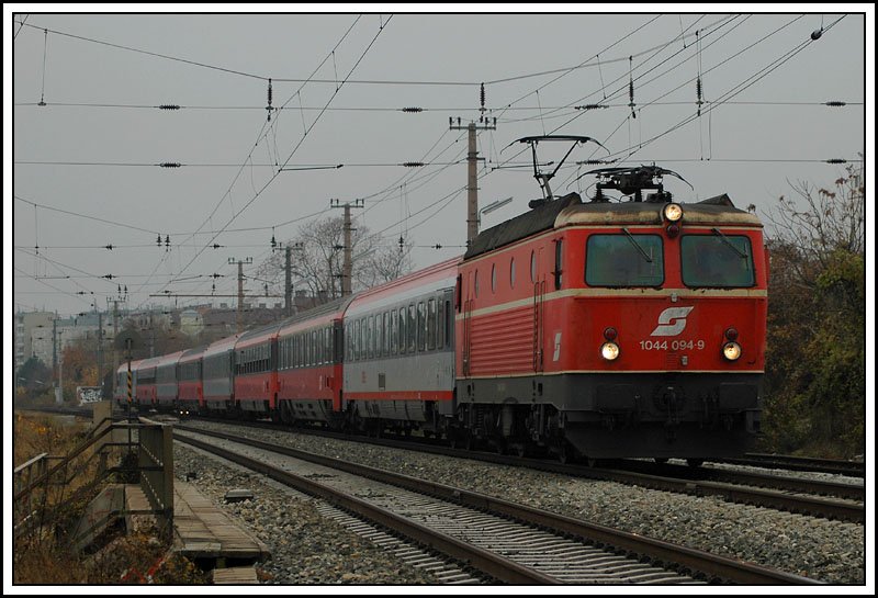 Heute (19.11.06) ist ja nicht wirklich ein Tag um zu fotografieren. Allerdings hat man an solchen Tagen keine Probleme mit dunklen Lokfronten, die man sonst um diese Zeit an dieser Stelle htte. Bei Zgen, die mit einer blutorangen 1044 bespannt sind, mache ich aber sehr oft auch bei schlechtem Wetter eine Ausnahme. 1044 094 mit dem IC 534  Naturpark Grebenzen  von Villach nach Wien kurz vor Wien Meidling zwischen Atzgersdorf und Hetzendorf aufgenommen.