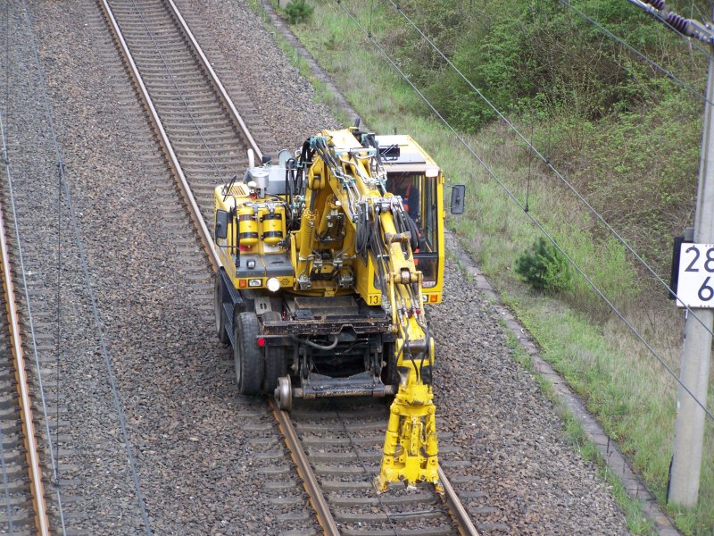 Heute (29.04.08) bei Burgsinn (KBS 801/351): Kleinfahrzeug f�hrt auf der gesperrten SFS Richtung W�rzburg im Gegengleis.