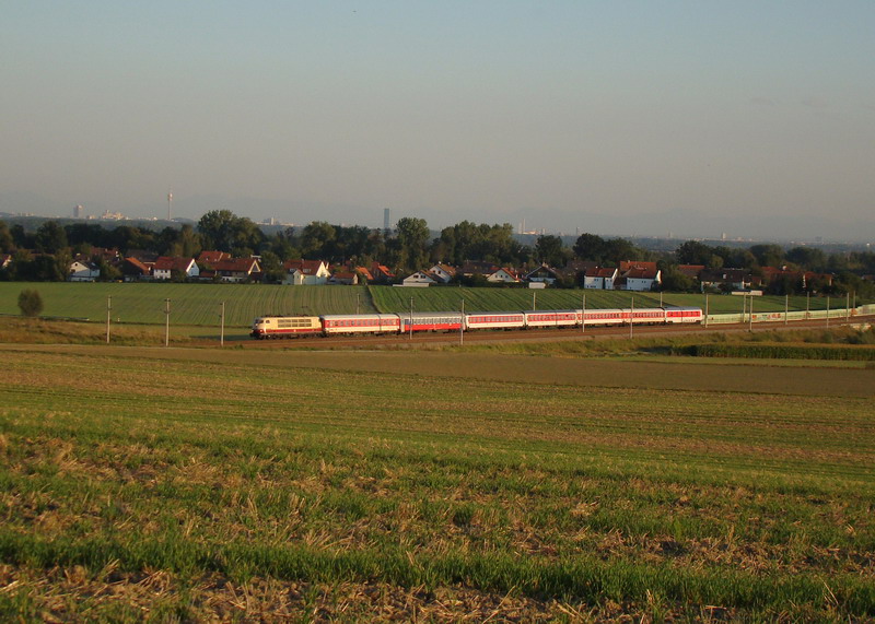 Heute Abend konnte die 103 245 am CNL 482 von M�nchen Hbf nach Amsterdam/Moskau bei Hebertshausen aufgenommen werden.