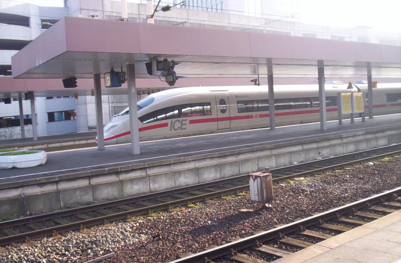 Heute, am 08.02.2005, beschleinigt eine 403 aus dem Dsseldorfer Hbf Richtung Essen.