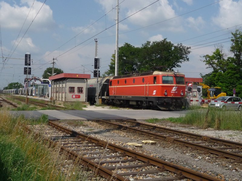 Heute, am 30.06.09, hat mich die Altlack-1044.40 (1044 040-4) in Gerasdorf mit einem Gterzug berrascht.