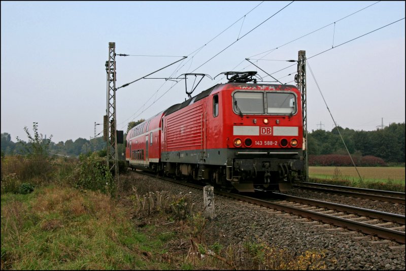 Heute beides Geschichte damals noch altglich: 143 588 strebt mit der RB56 (RB 39639)  DER ISERLOHNER  nach Iserlohn. Heute ist der Zugname und die Verbindung Hagen-Iserlohn in die RB/RE (Essen)-Hagen-Siegen eingefgt worden.
