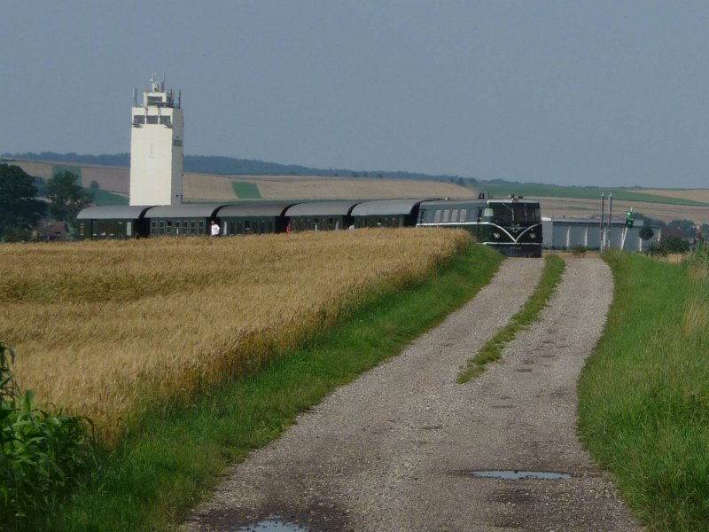 Heute benutzt die 2050.04 zur Abwechslung mal den Feldweg um nach Korneuburg zu kommen.


Kleiner Scherz, die 2050.04 fhrt natrlich auf den Schienen neben dem Feldweg. In wenigen Minuten wird sie Stetten erreichen. (05.07.09)
