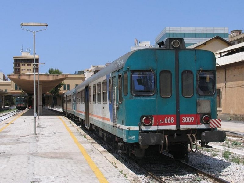 Heute drei Triebzgevarianten aus Italien. ALn 668 3009 und ALn 668 3026 fahren ein in Bahnhof Trapani (Sizilien) mit R 22777 Palermo Centrale-Trapani am 2-6-2008
