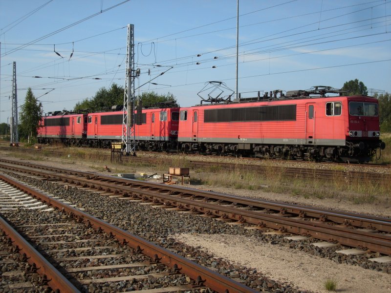 Heute ein alltgliches Bild in Mukran.Am 09.September 2009 standen drei  Container  am ehmaligen Haltepunkt Mukran Mitte.Whrend 155 014 aufgebgelt war,hatten die 155 167(mitte) und die 155 009 noch Pause.