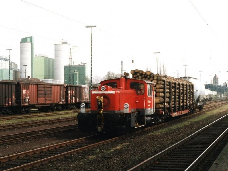 Heute ein Bilderreihe mit drei K�fs in verschiedene Farben. Hier ist 335 229-1 mit eine �bergabeg�terzug auf Bahnhof am 23-4-2001 zu sehen. In 1994 habe ich diese Lok auch fotografiert in Lengerich, aber dann in orientrot. Das Bild ist auch auf Bahnbilder zu sehen. Bild und scan: Date Jan de Vries. Bild und scan: Date Jan de Vries.