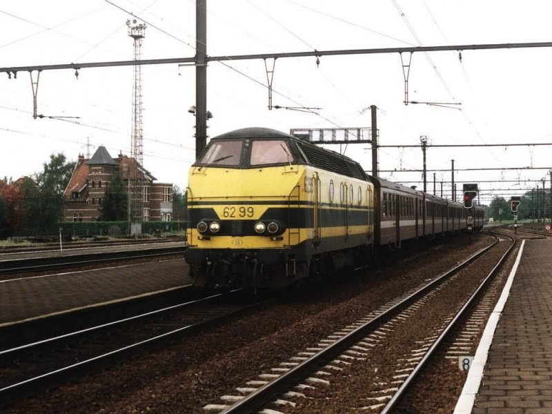 Heute fahren Triebwagen der BR 41 auf diese Strecke, aber am 17-5-2001 gab es noch Dieselloks der BR 62 mit Wendezge. Hier ist die 6299 mit IR 3212 zwischen Antwerpen und Neerpelt auf Bahnhof Lier unterwegs.