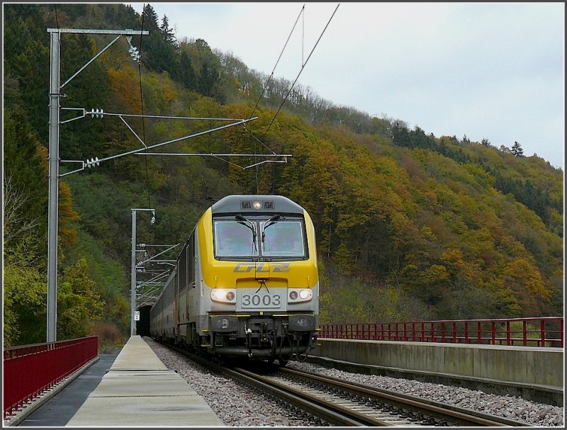 Heute gibt es mal wieder Bilder aus Luxemburg. Hier hat der IR Liers-Luxemburg den Tunnel in der Nhe von Michelau verlassen und befhrt die Sauerbrcke vor der Kulisse des herbstlich gefrbten Waldes. 25.10.09 (Hans)