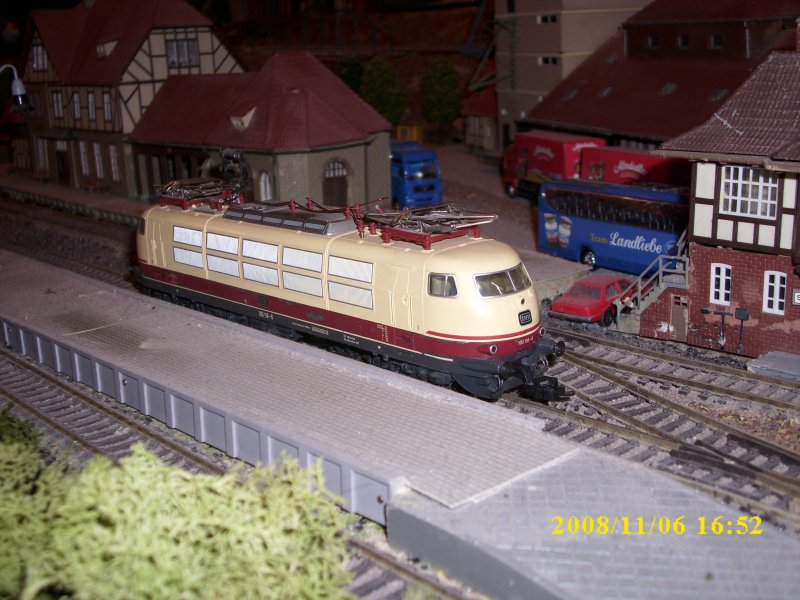 Heute gibt es wieder Bilder von meiner Anlage.Das Bundesbahnparadepferd die E 103,habe ich auch in meinen Modellbestand.Hier ist es Fleischmann`s: 103 118. 