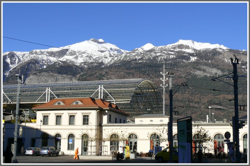 Heute gibts wieder mal Bahnbilder ohne Bahnen. Diese Aufnahme zeigt einen Teil des alten Bahnhofs, in dem sich frher das Buffet befand und jetzt ein mexikanisches Restaurant. Das Glasdach berspannt das Postautodeck, das wiederum die Geleise berdeckt. Im Hintergrund von links der Felsberger Calanda 2696m, das Mittelegg 2394m und der Haldensteiner Calanda 2805m. (28.11.2007)