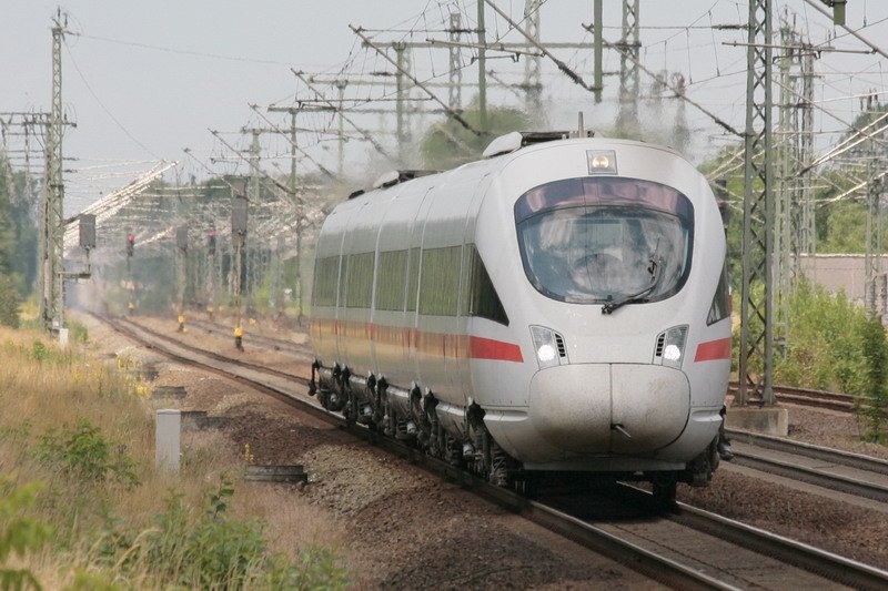 Heute kommt der ICE-TD von Kopenhagen nach Berlin nur mit einem Zugteil in Ludwigslust an. Der Lautsprecher verk�ndet eine Triebfahrzeugst�rung deshalb verkehrt heute nur ein kurzer ICE. 26.06.2008