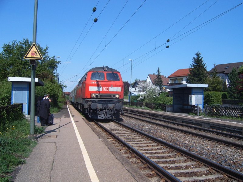 Heute kommt sowas nicht mehr vor (nur noch frh morgens und spt abends...): BR 218 193-1 im Haltepunkt Hofen(b Aalen). Die Lok zog am 12.05.06 RE 22543 nach Ulm Hbf ber Aalen und Heidenheim.