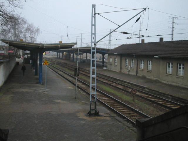 Heute mal ein Bild vom unteren Bahnhof in Falkenberg/Elster.hier steige ich frh um damit ich zu meiner Ausbildungstelle nach Herzberg/E bzw zurck nach Hause (Spremberg/Lausitz) komme.brigens hier kreuzen sich viele Regional bzw Gterzge.
Die DB Regio fhrt von hier richtung: Cottbus-Leipzig,Elsterwerda-Wittenberge ber Berlin,Dessau-Riesa und Hoyerswerda-Leipzig ber Torgau.