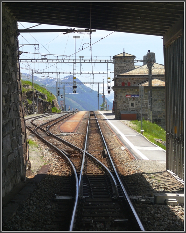 Heute mal ein paar ungewhnliche Bahnbilder ohne Zge, aber trotzdem Eisenbahnbilder. Blick aus der Grm Galerie auf die Station Alp Grm. Das Foto wurde vom parallel verlaufenden offiziellen Wanderweg aus geschossen. (18.06.2009)