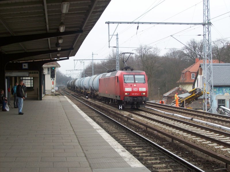 Heute mittag kamm ich von schule und habe die Br 145 074-1 mit einem Kesselwagenzug in Berlin Buch gesehen am 26.03.2009