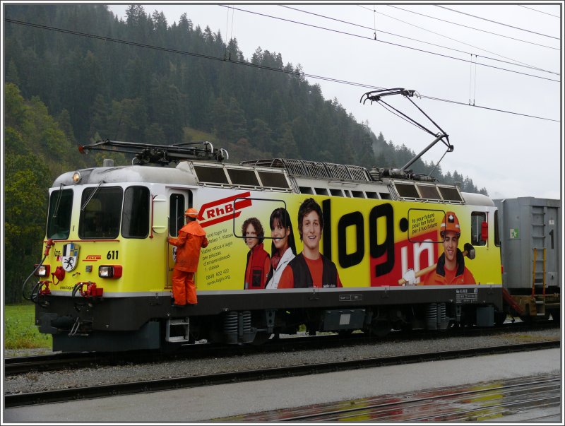 Heute morgen kam mir zufllig die neuste Werbelok der RhB vor die Linse. Ich glaube es ist die erste Ge 4/4 II mit Ganzwerbung, wie hier die 611  Landquart , die Werbung macht fr log.in, dem Ausbildungsbetrieb fr Lernberufe des ffentlich Verkehrs. Auch die RhB lsst ihre Lehrlinge neuerdings durch log.in ausbilden. Aufnahmeort: Bahnhof Ilanz (04.10.2007)