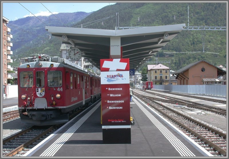 Heute nach der zweimonatigen Vollsperre sieht es so aus in Tirano. ABe 4/4 44 wartet mit dem Bernina Express auf die Abfahrt am grosszgig ausgebauten neuen Bahnsteig. (08.05.2007)