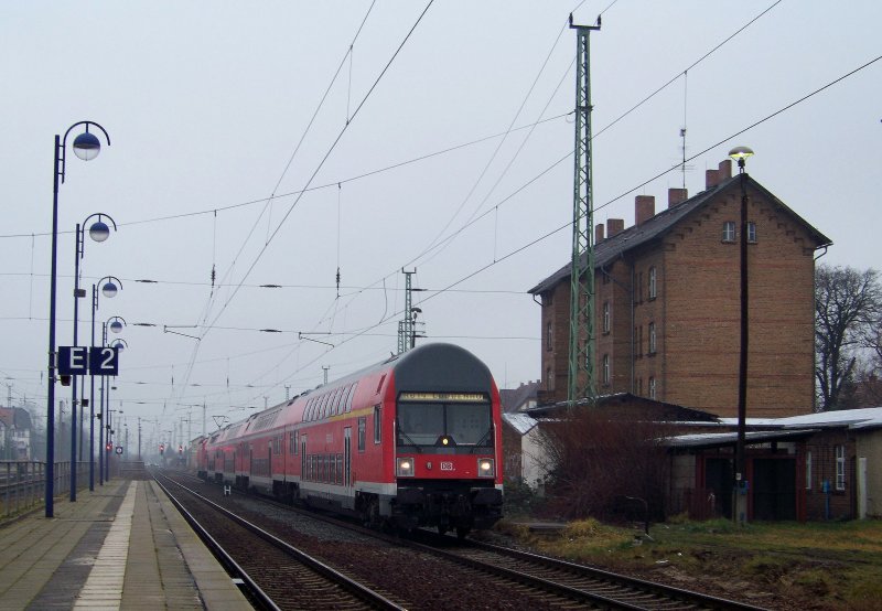  Heute noch Realitt, morgen schon Geschichte  - so knnte ein Titel dieses Bildes heien. Hier fhrt RB14 von Nauen ein. Dieser zug endet Heute noch hier und morgen fhrt er auf Gleis 4 weiter nach Senftenberg. Lbbenau/Spreewald den 13.12.2008