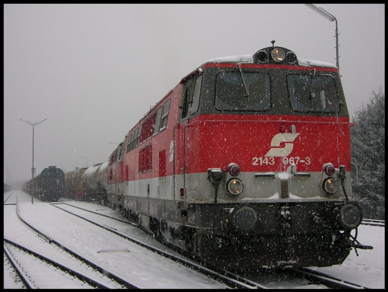 Heute eine Rarit�t. 2143-67 und 2143-044 mit Vielfach-Steuerung im Bahnhof P�ls. 14.01.2008