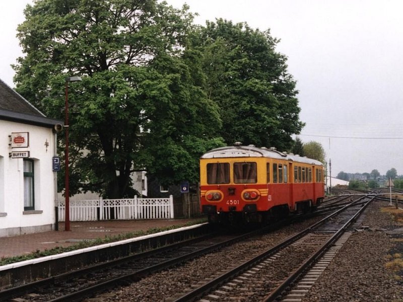 Heute sind Bahnhof Bertrix und die Strecken nach Libramont, Virton und Dinant elektrifiziert. Hier noch ein Bild mit dem schne alte Triebwagen der BR 45 (4501) auf Bahnhof Bertrix am 18-5-2001. 