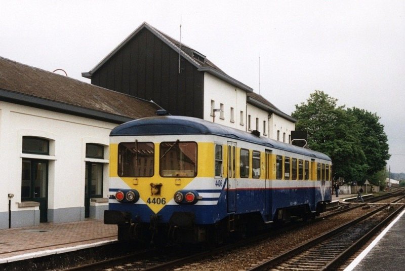 Heute sind Bahnhof Bertrix und die Strecken nach Libramont, Virton und Dinant elektrifiziert. Hier noch ein Bild mit dem schne alte Triebwagen der BR 44 (4406) mit P 8681 zwischen Libramont und Dinant auf Bahnhof Bertrix am 18-5-2001.